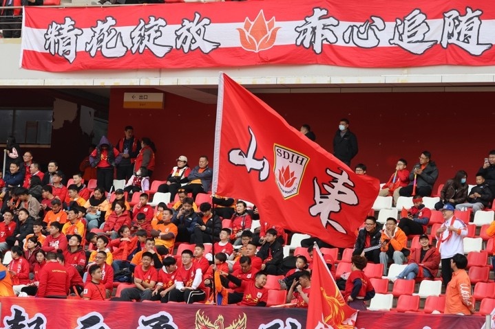 主場(chǎng)上萬(wàn)名球迷的吶喊助威，給山東體彩女足征戰(zhàn)女超增添了能量與動(dòng)力